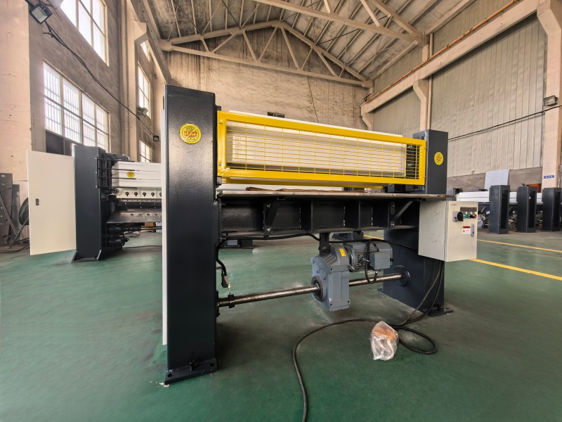 Two end veneer cutting machine
