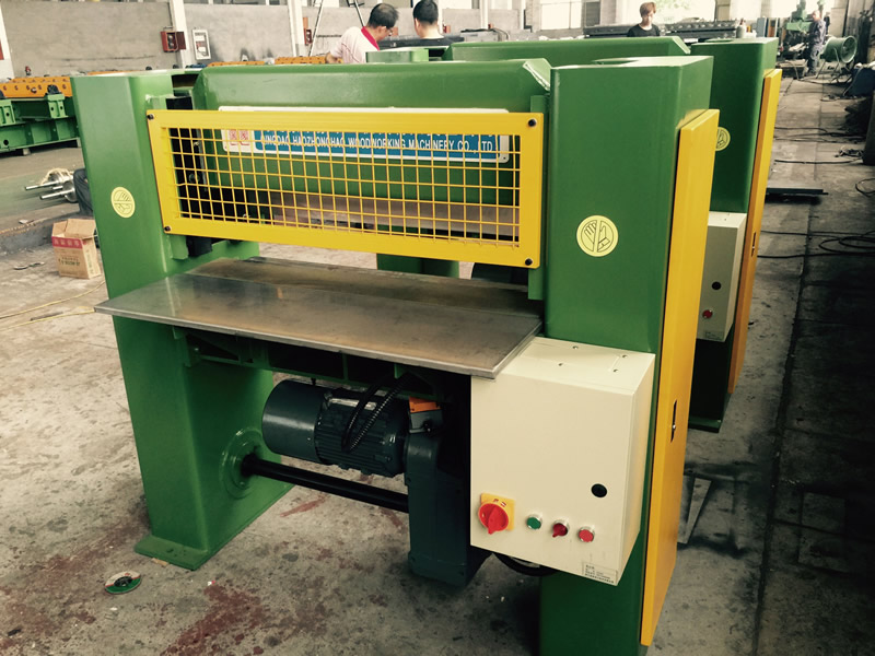 Two end veneer cutting machine